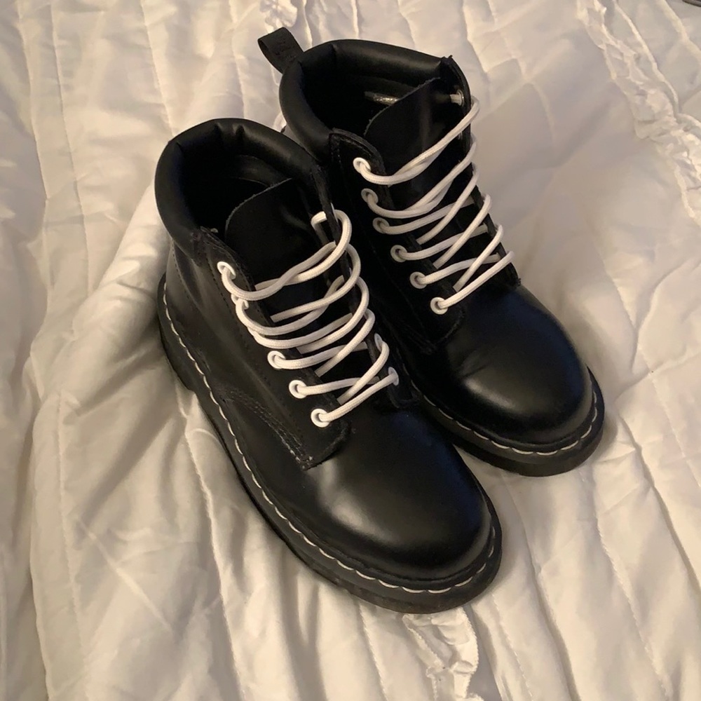 Dr. Martens Black Leather Lace-Up Ankle Boots with White Laces NWOT